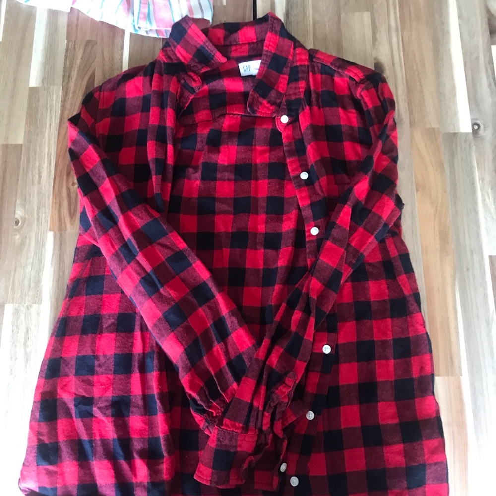 ✨red and black plaid button up✨